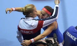 Caroline Garcia avec Kristina Mladenovic après avoir égalisé pour la France face aux Tchèques en Fed Cup, le 12 novembre 2016 à Strasbourg