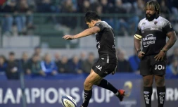 Le demi d'ouverture François Trinh-Duc frappe la pénalité de la victoire pour le RC Toulon face à Trévise en Coupe d'Europe, le 21 octobre 2017 à Trévise 