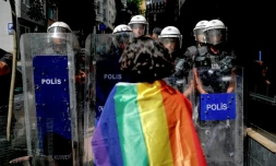 Un participant à la la Marche des Fiertés LGBTQ+ fait face à des policiers, le 26 juin 2022 à Istanbul 