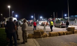 Des agriculteurs bloquent l'accès de la bioraffinerie Total de La Mède, le 10 juin 2018 à Châteauneuf-les-Martigues, dans les Bouches-du-Rhône