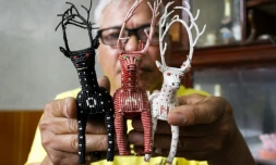 Nguyen Truong Chinh montre des figurines en plastique envoyées par son fils depuis le couloir de la mort au Vietnam, le 24 avril 2018