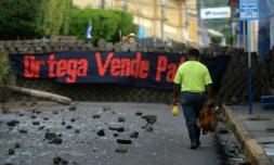 Une banderole "Ortega vend sa patrie" devant une barricade érigée par des opposants au gouvernement, le 11 juillet 2018 à Masaya, au Nicaragua