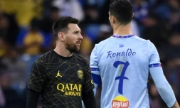 La star argentine du Paris Saint-Germain Lionel Messi (G) et la vedette portugaise Cristiano Ronaldo (de dos) lors d'un match entre le PSG et une sélection des meilleurs joueurs du championnat d'Arabie saoudite à Ryad le 19 janvier 2023