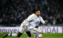 Jordan Ferri (d) fête son magnifique but face à Troyes avec son coéquipier Samuel Umtiti, le 9 ajnvier 2016 au Parc OL