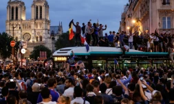 Les supporteurs célèbrent la victoire de l'équipe de France face à la Belgique, dans le centre de Paris, le 10 juillet 2018