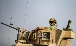 Un soldat portant un écusson de la milice kurde syrienne des YPG en haut d'un char dans la ville de Tal Tamr, le 20 octobre 2019.