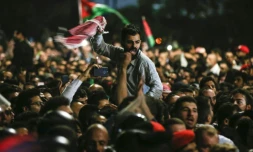 Des manifestants jordaniens protestant contre un projet de loi fiscal devant les bureaux du Premier ministre le 2 juin 2018