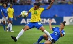 L'attaquant brésilienne Marta s'empare du record de buts en Coupe du monde, hommes et femmes confondus, avec 17 réalisations, en cinq éditions lors du match face à l'Italie à Valenciennes le 18 juin 2019