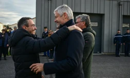 Bruno Retailleau (g) et Laurent Wauquiez se donnent une accolade, à Bas-en-Basset (Haute-Loire), le 22 novembre 2024
