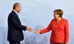 La chancelière allemande Angela Merkel accueille le président turc Recep Tayyip Erdogan à son arrivée au sommet du G20 à Hambourg, le 7 juillet 2017