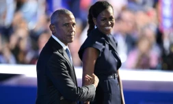 L'ancien président américain Barack Obama et son épouse Michelle Obama, sur la scène de la convention nationale démocrate à Chicago, le 20 août 2024 dans l'Illinois