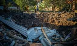 Un cratère causé par la chute d'un missile, à Kharkiv, deuxième ville d'Ukraine, le 6 septembre 2022