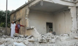 Des Syriens inspectent les dégùts aprÚs des raids du régime sur la ville de Mouhambal, dans le nord de la province d'Idleb dans le nord-ouest de la Syrie, le 6 juillet 2019