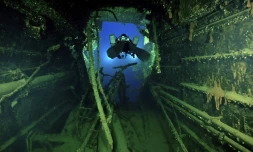 Photo obtenue auprès du ministère grec de la Culture, le 15 septembre 2025, montrant un plongeur explorant le HMHS Britannic, bateau jumeau du Titanic, transformé en navire-hôpital pendant la Première Guerre mondiale, qui a coulé près de l'île grecque de Kéa en 1916 après avoir heurté une mine 