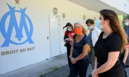 La présidente de l'association SOS Femmes 13, Emmanuelle Rastoin, et la secrétaire d'Etat à l'égalité femmes-hommes, MarlÚne Schiappa, au siÚge de l'OM le 6 mai 2020