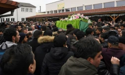 Le cerceuil d'une des victimes de l'attaque de Strasbourg est transporté dans les rues du marché de Noël à Strasbourg, le 14 décembre 2018