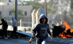 Heurts entre jeunes manifestants palestiniens et soldats israéliens à l'entrée de la ville de Bethléem en Cisjordanie occupée, le 10 décembre 2017 