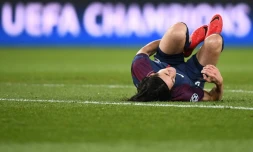 L'attaquant du PSG Edison Cavani à terre après un choc lors du match contre le Real Madrid en Ligue des champions au Parc des Princes, le 6 mars 2018