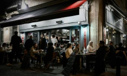 Des Bordelais profitent une dernière fois d'un restaurant en terrasse avant le début du confinement, le 29 octobre 2020