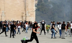 Des heurts éclatent entre Palestiniens et police israélienne aux abords de la mosquée al-Aqsa, le 10 mai 2021, jour de la célébration selon le calendrier hébraïque de la "Journée de Jérusalem"