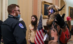 Des partisans de Donald Trump, dont des extrĂ©mistes et conspirationnistes de QAnon, ont envahi le Capitole le 6 janvier pour tenter d'empĂȘcher la certification des rĂ©sultats de la prĂ©sidentielle amĂ©ricaine