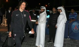 L'attaquant parisien Edinson Cavani est accueilli par les fans du PSG à l'arrivée de la délégation du club à Doha pour un mini-stage hivernal, le 13 janvier 2019 au Qatar