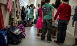 Des écoliers  en rang le jour de la rentrée scolaire le 3 septembre 2013 à Lyon 