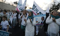 Des milliers de femmes israéliennes et palestiniennes marchent pour la paix de deux semaines à travers Israël et la Cisjordanie occupée pour "exiger un accord de paix" entre Israéliens et Palestiniens, le 8 octobre 2017 
