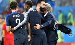 Les Bleus et le sélectionneur Didier Deschamps (d) se congratulent après leur qualif pour la finale du Mondial, au détriment de la Belgique, le 10 juillet 2018 à Saint-Pétersbourg 