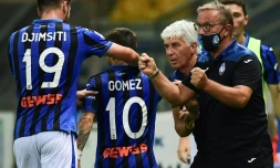 Papu Gomez félicité par son entraîneur Gian PIero Gasperini et par ses coéquipiers après son but pour l'Atalanta à Parme, le 28 juillet 2020