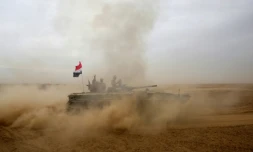 Un char des forces irakiennes avance vers Mossoul, le 1er novembre 2016