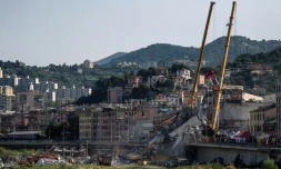 Les secours italiens poursuivent les opérations de recherche dans les décombres du pont effondré à Gênes, le 17 août 2018