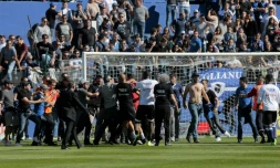 Des supporters bastiais envahissent la pelouse du stade Armand-Cesari, le 16 avril 2017