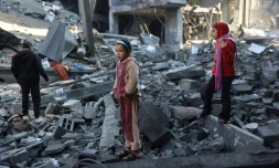 Des enfants sur le site d'une frappe israélienne nocturne meurtrière à Jabalia, dans le nord de Gaza, le 1er janvier 2025