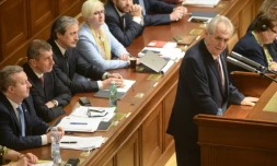 Le président tchèque Milos Zeman (d) s'adresse aux membres du Parlement, le 10 janvier 2018 à Prague