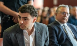 Luigi Mangione lors d'une audience préparatoire à son procÚs pour meurtre devant un tribunal de l'Etat de New York à Manhattan le 11 août 2026