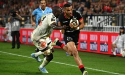 L'ailier toulousain Matthis Lebel, servi au pied par Romain Ntamack, file à l'essai à la derniÚre minute de la demi-finale de Top 14 remportée par le Stade toulousain 39-23 face à La Rochelle le 21 juin 2024 à Bordeaux