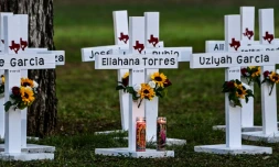 Des croix installées pour les victimes d'une fusillade dans une école d'Uvalde, au Texas, le 26 mai 2022