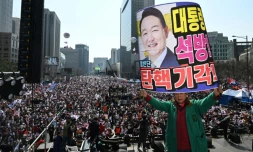 Rassemblement en faveur du président sud-coréen Yoon Suk Yeol à Séoul, le 8 mars 2025, jour où il a quitté le centre de détention où il était incarcéré, après l'annulation par un tribunal de son arrestation. Il fait toujours l'objet d'une enquête sur sa déclaration de la loi martiale