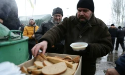 Distribution de nourriture à Avdiivka, dans la région de  Donetsk, le 5 février 2017 