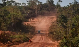 Un camion sur l'autoroute transamazonienne en construction prÚs d'Itaituba au Brésil le 14 septembre 2019
