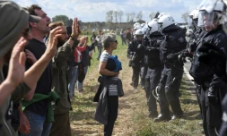 Des militants écologistes font face aux policiers dans la forêt de Hambach à Kerpen, en Allemagne le 15 septembre 2018.