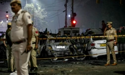Des policiers inspectent des véhicules calcinés alors qu'ils évacuent le lieu de l'explosion prÚs du Fort Rouge, dans le vieux quartier de Delhi, le 10 novembre 2025