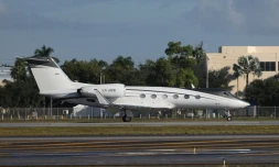 L'avion transportant le sĂ©nateur brĂ©silien Flavio Bolsonaro arrive Ă lâaĂ©roport dâOpa-locka Ă Miami, le 28 octobre 2026 en Floride
