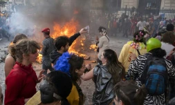 Des milliers de Français défient les mesures sanitaires lors d'un carnaval à Marseille, le 21 mars 2021
