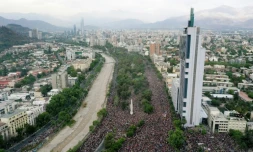 Vue aérienne de centaines de milliers de personnes manifestant à Santiago le 25 octobre 2019
