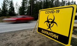 Un panneau d'avertissement "Quarantaine Covid-19" sur une route prÚs de St-Pétersbourg, dans le nord-ouest de la Russie, le 3 mai 2020