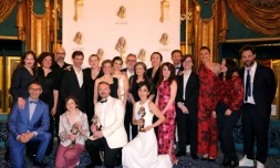 La troupe de "Le procès d'une vie" pose avec le Molière du Théâtre privé, aux Folies Bergères le 4 mai 2026 à Paris 