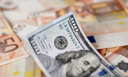 L'euro a plongé sous le seuil de 0,99 dollar lundi pour la première fois depuis fin 2002