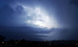 Seuls sept départements de l'Ouest du  pays restaient en vigilance orange en raison de risques d'orages, a indiqué Météo-France
